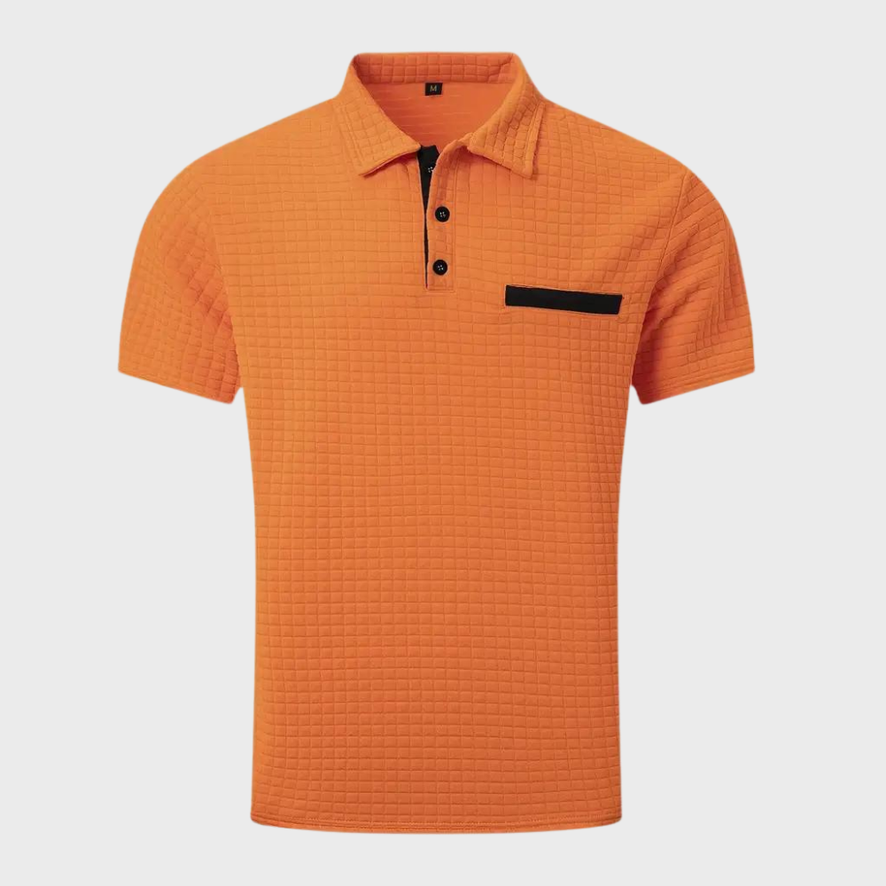 Polo orange à manches courtes avec motif texturé, col boutonné et poche poitrine noire. Mode homme élégante et décontractée.