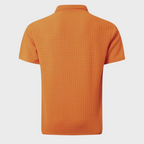Polo orange à manches courtes, texture quadrillée, col classique. Mode homme, vêtement décontracté, style estival.