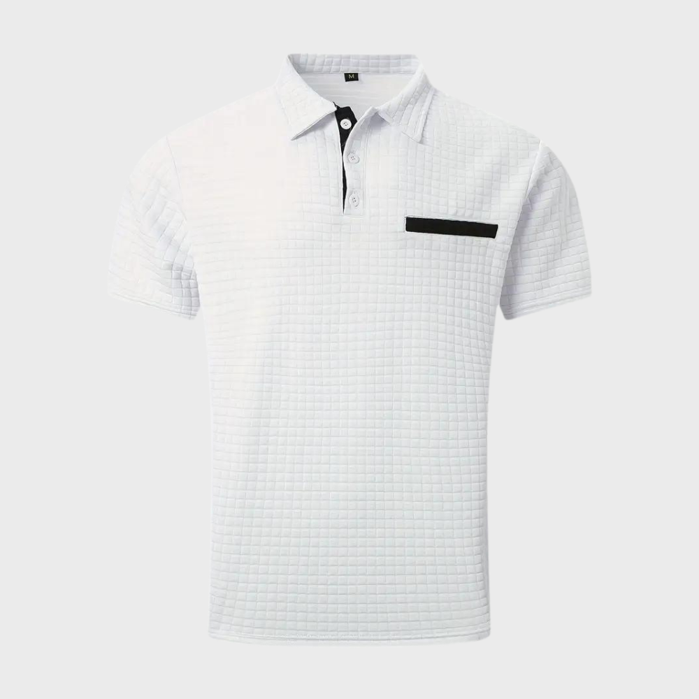 Polo blanc texturé pour homme avec poche poitrine noire, col boutonné, manches courtes. Mode masculine élégante, tenue décontractée chic.