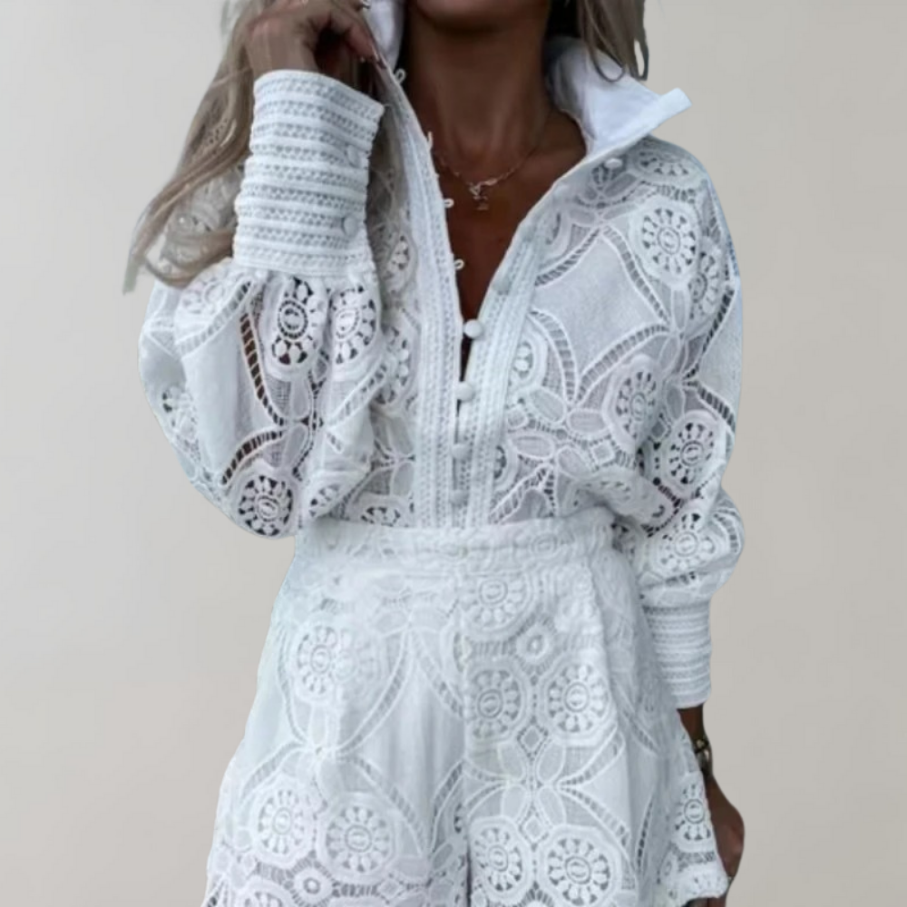 Robe en dentelle blanche élégante avec motifs floraux, manches longues et col relevé. Mode féminine chic, tenue estivale tendance.