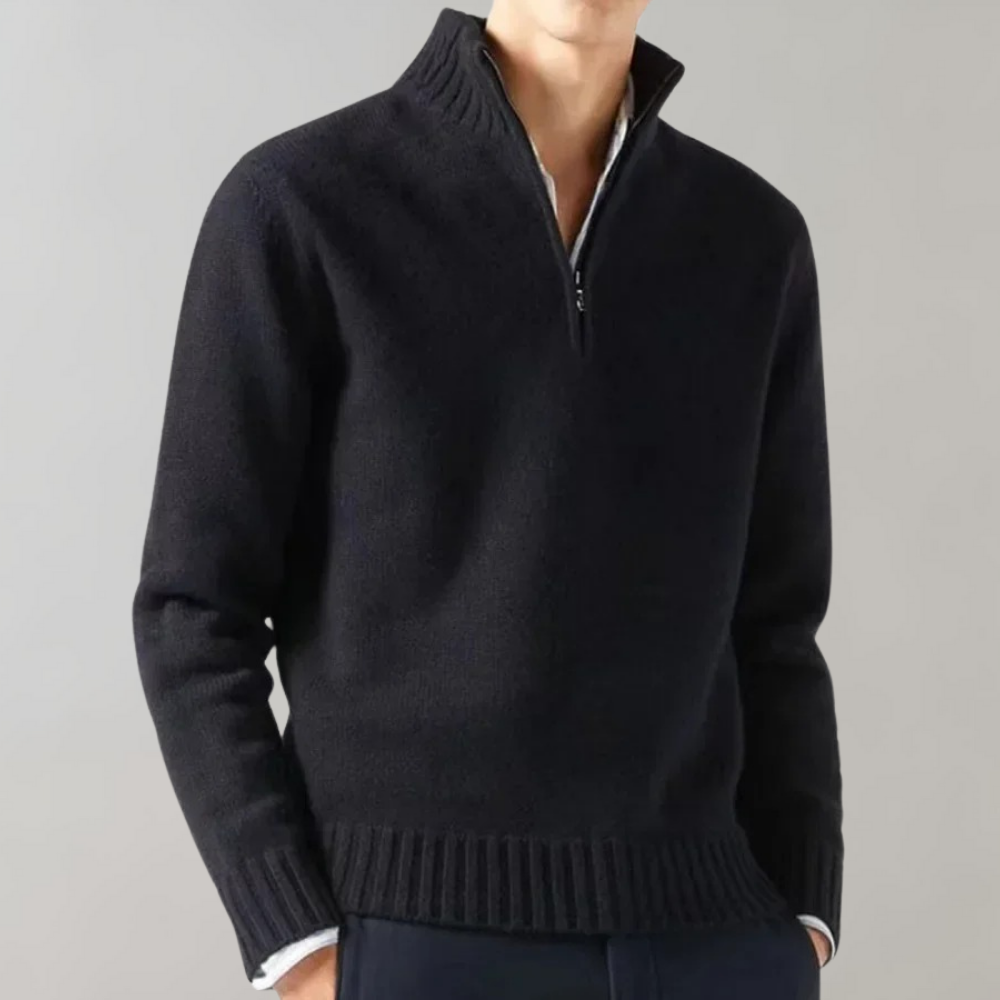 Pull noir en laine avec col zippé, porté par un homme. Vêtement élégant et chaud, idéal pour l'hiver. Mode masculine, style décontracté chic.