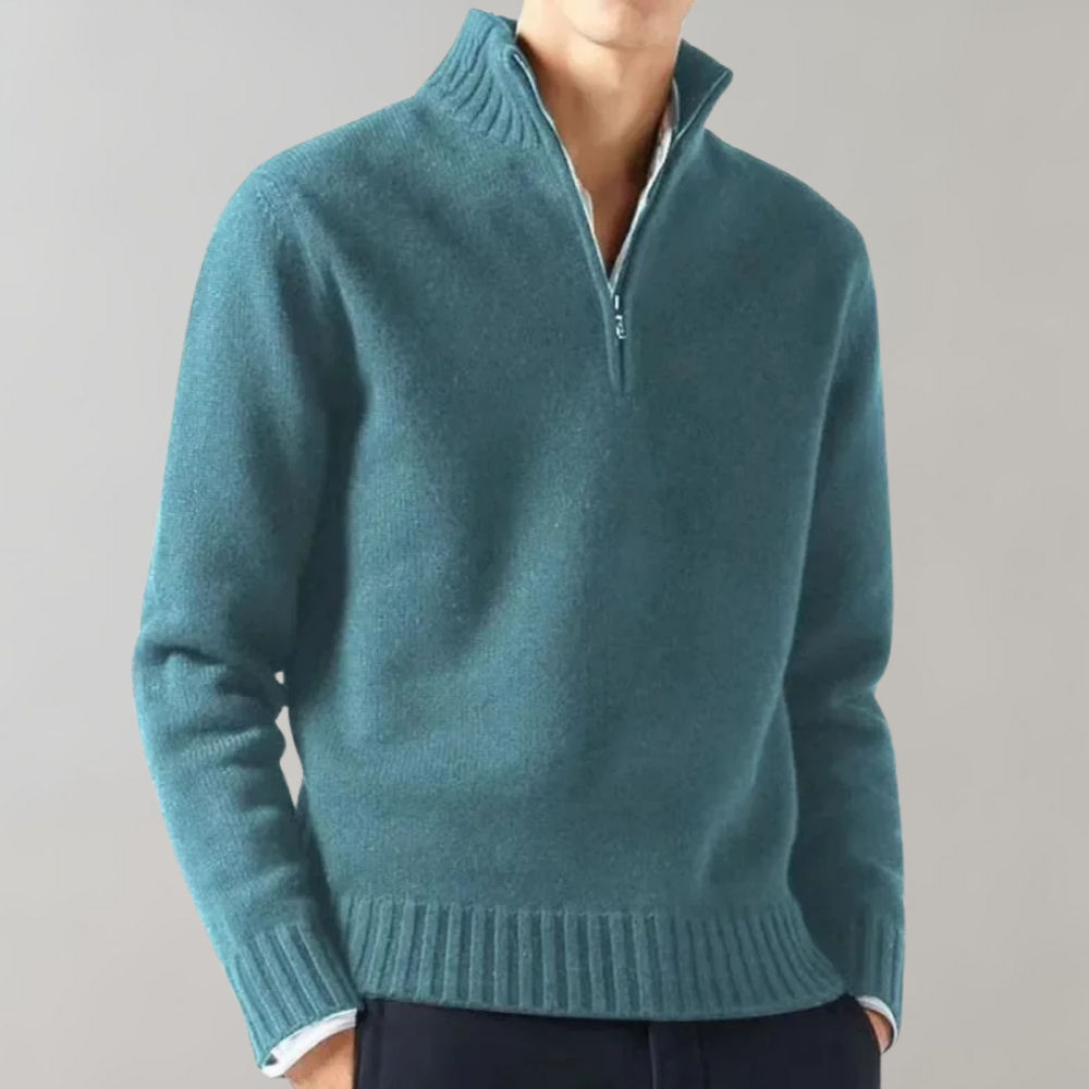 Pull en laine bleu canard pour homme avec col zippé, manches longues, et bord-côte, idéal pour un look élégant et décontracté en automne-hiver.