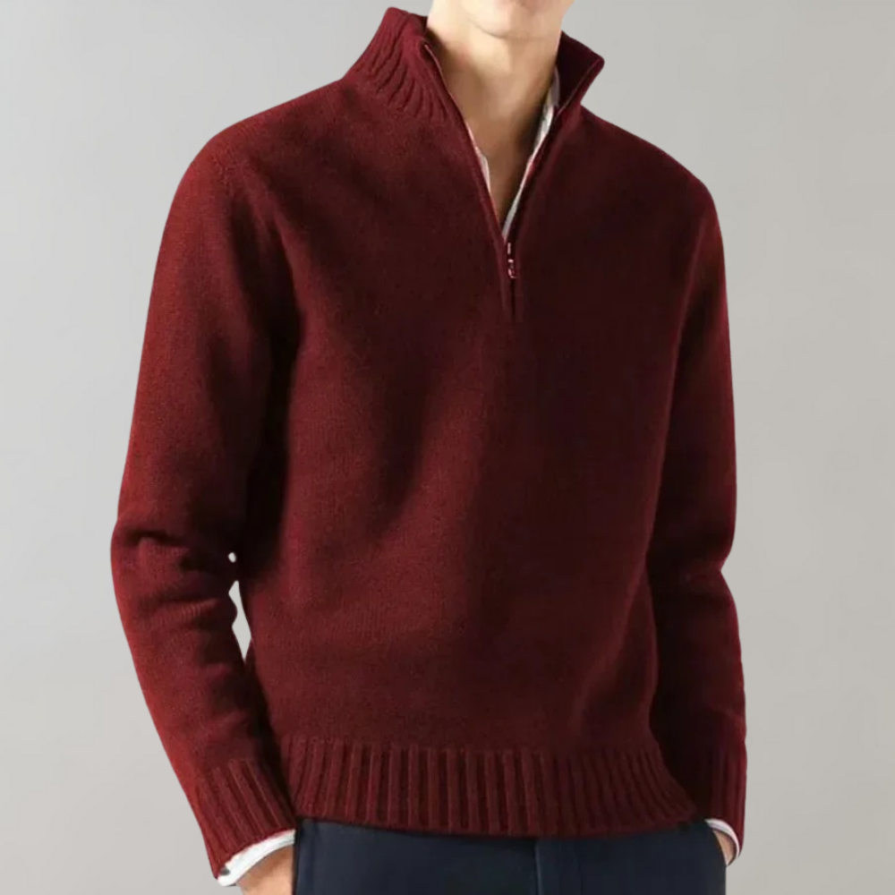 Pull en laine bordeaux pour homme avec col zippé, manches longues, porté sur une chemise blanche. Mode masculine élégante et confortable.