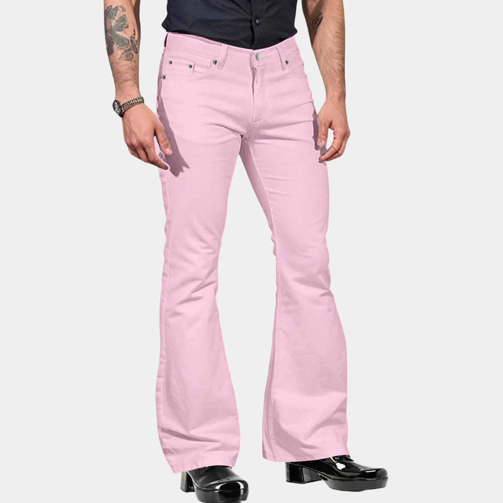 Homme portant un pantalon pattes d'éléphant rose, chemise noire et chaussures noires. Mode rétro, style années 70, tendance vintage.