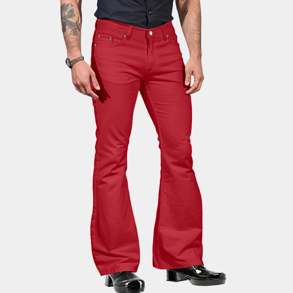 Homme portant un pantalon rouge évasé, chemise noire et chaussures noires. Mode rétro, style années 70, look vintage tendance.