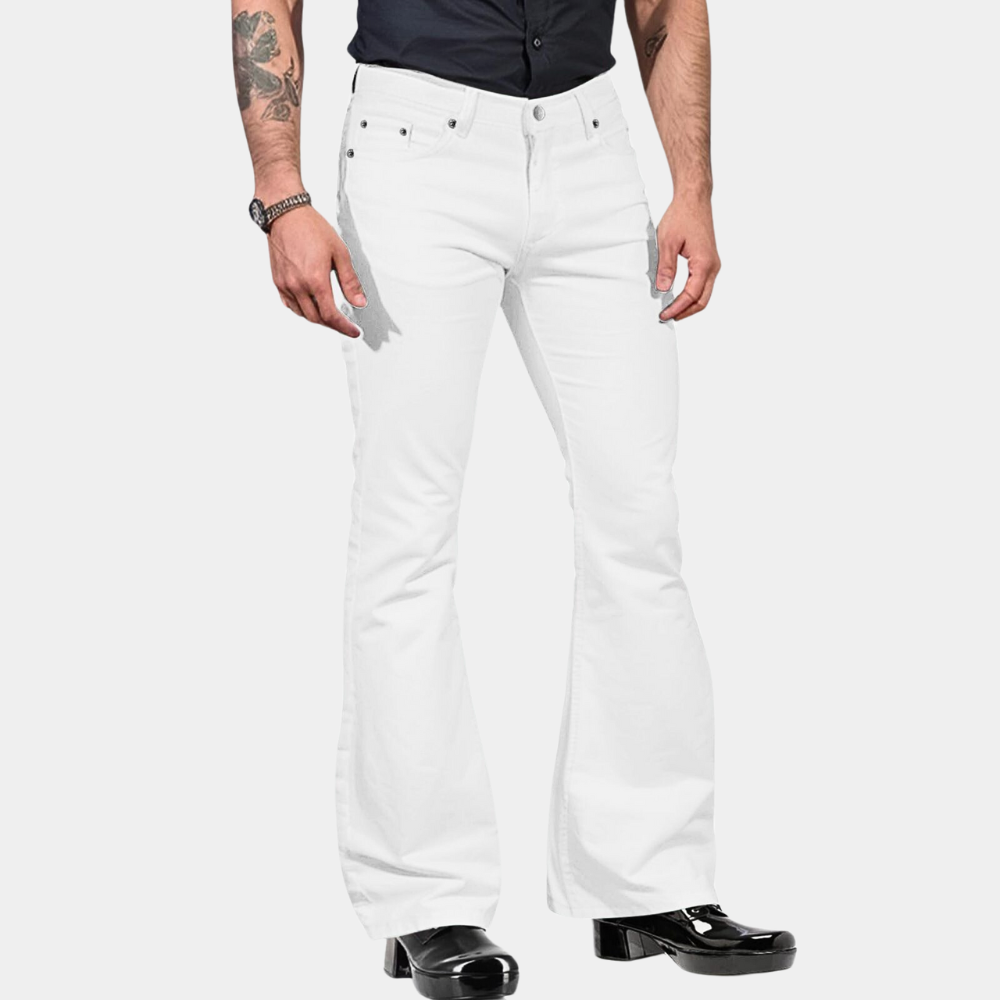Pantalon blanc évasé pour homme, style rétro années 70, porté avec chemise noire et chaussures en cuir. Mode vintage, tendance masculine.