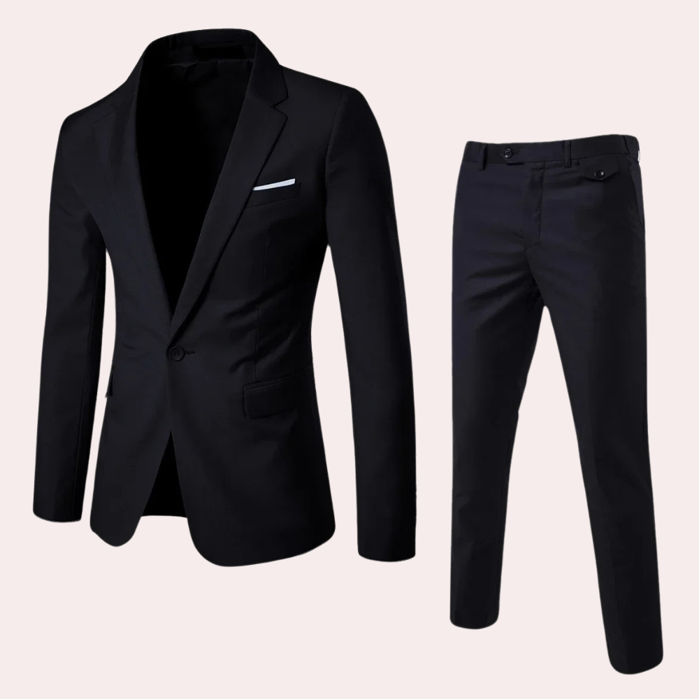 Costume homme noir élégant, veste à un bouton avec pochette blanche, pantalon assorti. Tenue formelle, mode masculine, prêt-à-porter.