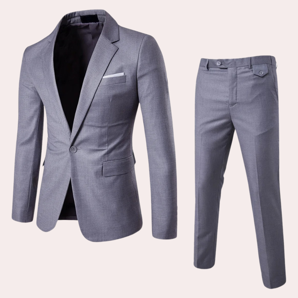 Costume homme gris élégant, veste et pantalon assortis, coupe ajustée, idéal pour affaires ou occasions formelles. Mode masculine chic.