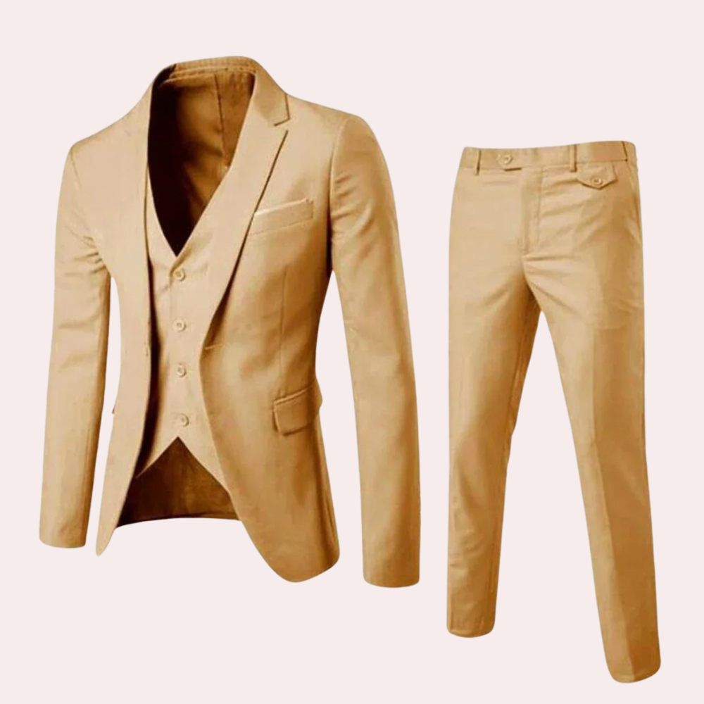 Costume trois pièces beige pour homme, comprenant une veste, un gilet et un pantalon élégant. Mode masculine, tenue formelle, style classique.