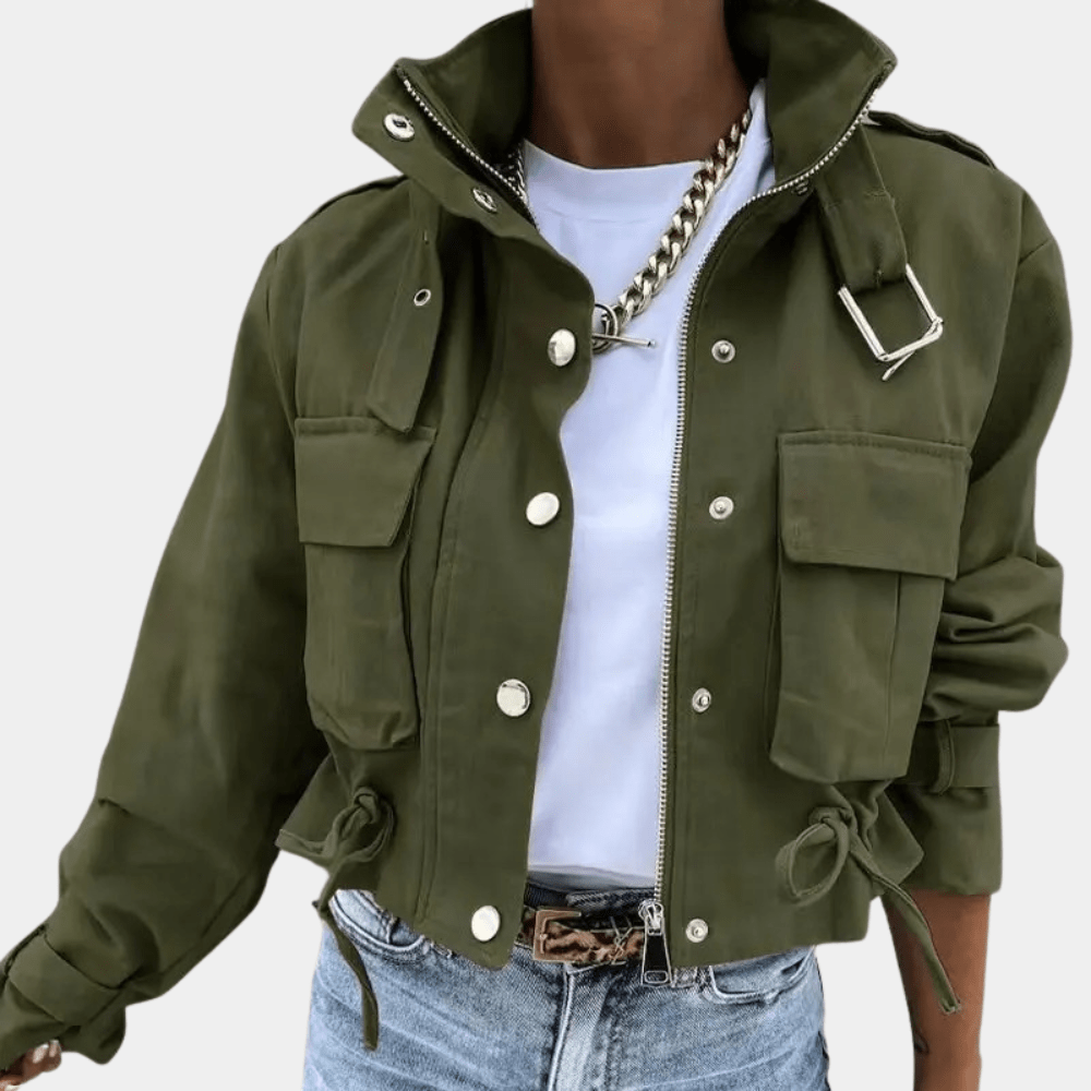 Veste militaire verte pour femme avec poches, col montant et ceinture, portée sur un t-shirt blanc et un jean. Mode automne tendance.