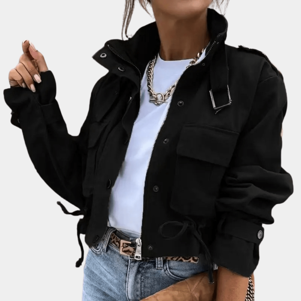Veste noire femme tendance, manches longues, poches avant, portée avec t-shirt blanc et jean. Style décontracté chic, mode automne-hiver.