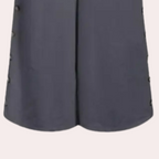 Jupe longue grise avec boutons latéraux, style élégant et moderne, idéale pour tenues décontractées ou professionnelles. Mode féminine tendance.