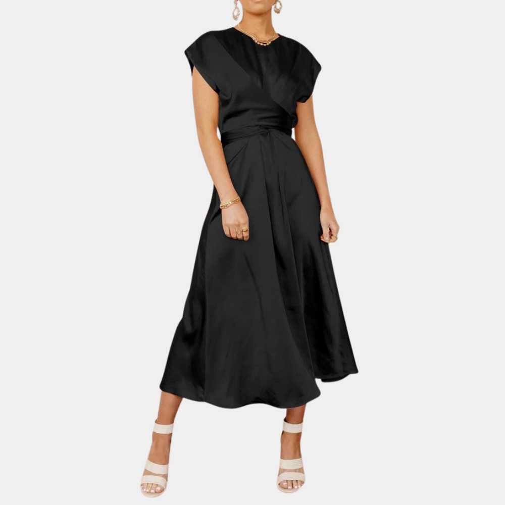 Robe noire élégante en satin, manches courtes, ceinture nouée, portée avec des sandales blanches et bijoux dorés. Mode féminine chic et tendance.