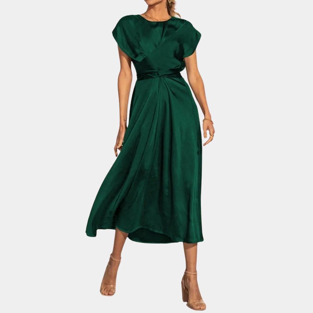 Robe verte élégante en satin, longueur mi-mollet, manches courtes, ceinture nouée à la taille, portée avec des talons beiges. Mode féminine chic.