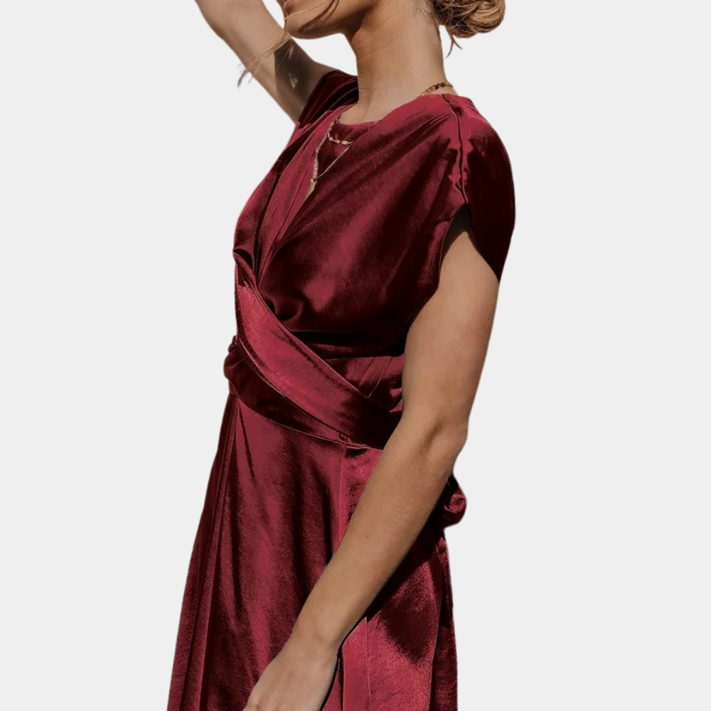 Robe en satin bordeaux élégante, manches courtes, ceinture nouée, style chic et moderne, idéale pour soirées et événements spéciaux.