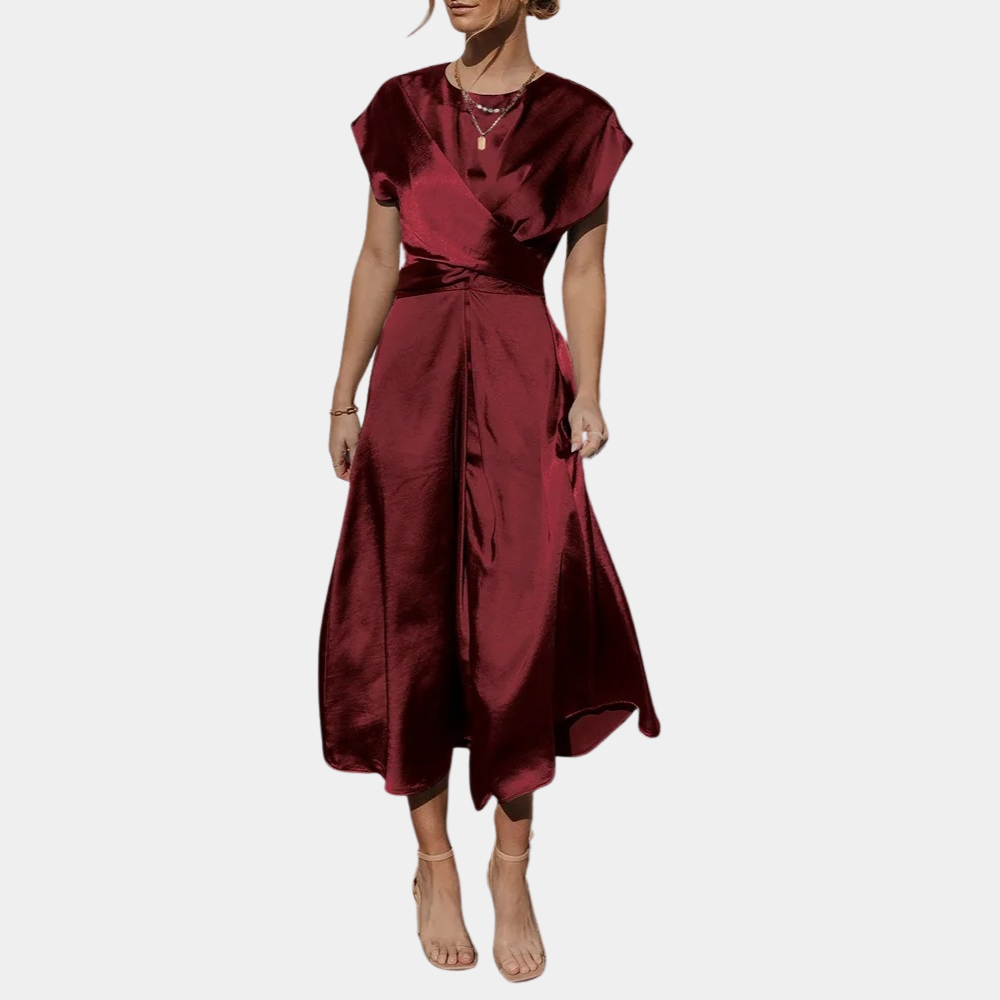 Robe longue satinée bordeaux, manches courtes, ceinture nouée, élégante et chic, idéale pour soirées ou événements formels.