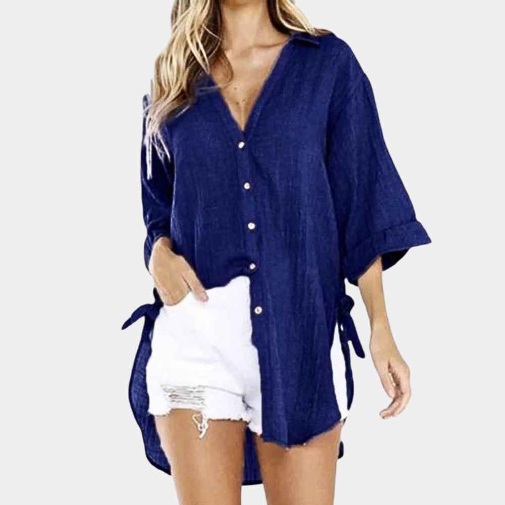 Chemise en lin bleu marine pour femme, manches longues, boutons dorés, style décontracté, portée avec short blanc déchiré. Mode estivale tendance.