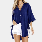 Chemise en lin bleu marine pour femme, manches longues, boutons dorés, style décontracté, portée avec short blanc déchiré. Mode estivale tendance.