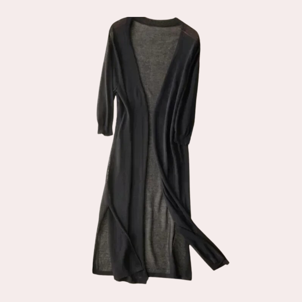Robe longue noire en maille légère, manches longues, style cardigan ouvert, élégante et moderne, idéale pour tenues décontractées ou soirées.