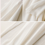 Gros plan sur un pull en cachemire blanc, texture douce et manches longues. Mode élégante, vêtement de luxe, tissu de haute qualité.