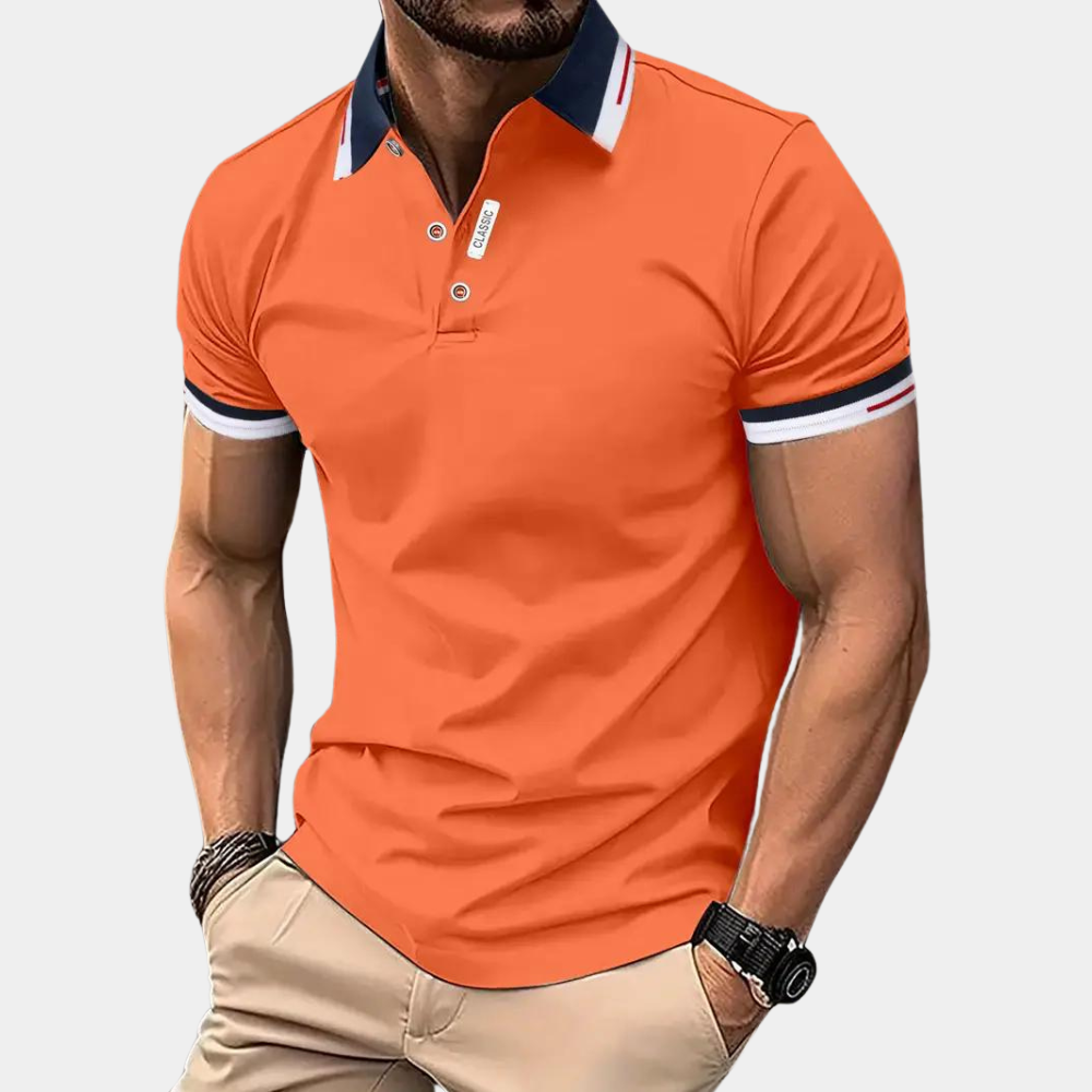Homme portant un polo orange vif avec col contrasté, manches courtes, et détails tricolores, style décontracté chic, mode masculine tendance.