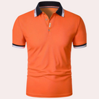 Polo orange pour homme avec col contrasté noir et blanc, manches courtes, boutons sur le devant. Mode masculine, vêtement décontracté élégant.