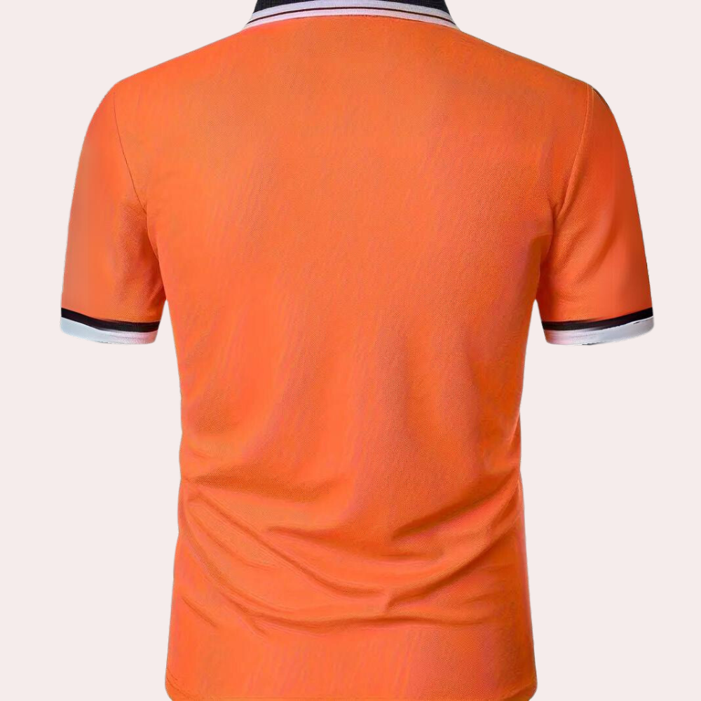 Polo orange à manches courtes, col blanc et noir, vue de dos. Tissu léger, idéal pour l'été. Mode homme, style décontracté et tendance.