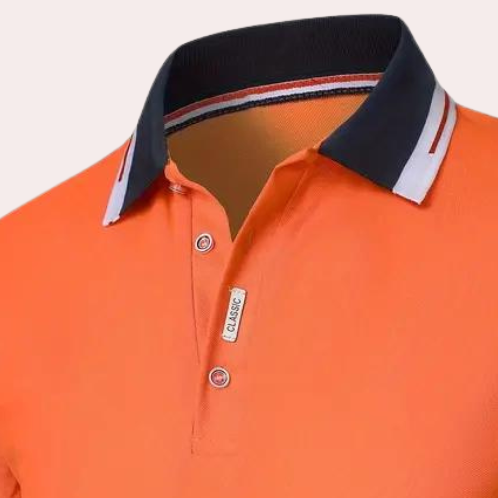Polo orange vif avec col contrasté noir et blanc, boutons rouges, étiquette "CLASSIC". Mode homme élégante, style décontracté chic.