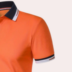 Polo orange à col contrasté bleu marine, manches courtes avec bordures rayées, style décontracté pour homme. Mode tendance, vêtement estival.