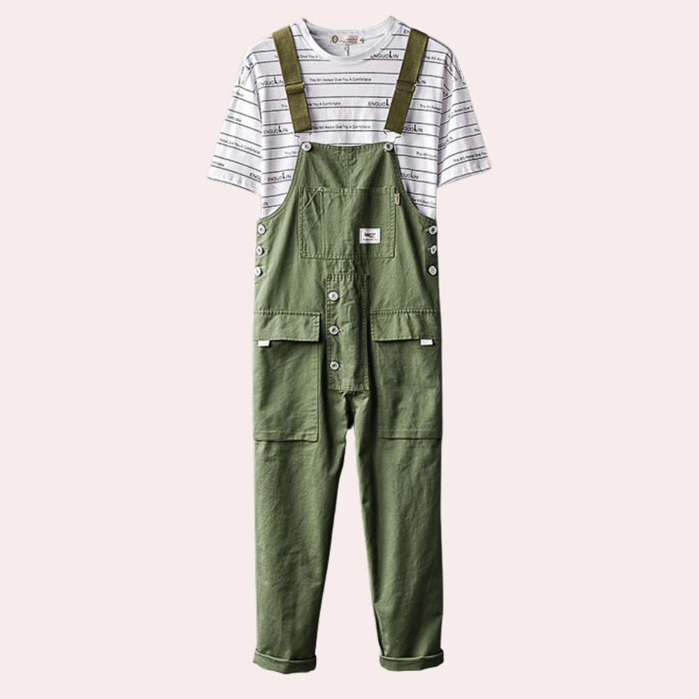 Salopette verte en coton avec boutons, portée sur un t-shirt rayé blanc et noir. Mode enfant, tenue décontractée, style tendance.