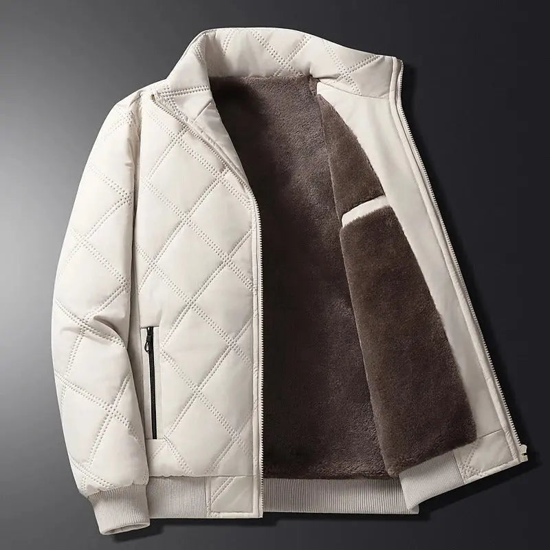 Veste matelassée blanche pour homme, doublure en fourrure marron, fermeture éclair, poches zippées, style hiver élégant et chaud.