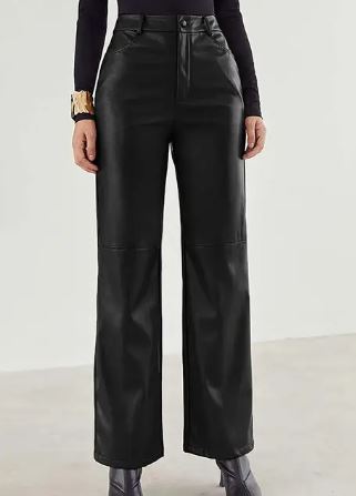 Pantalon large en cuir noir pour femme, taille haute, style moderne, mode automne-hiver, avec bottines élégantes, fond neutre.