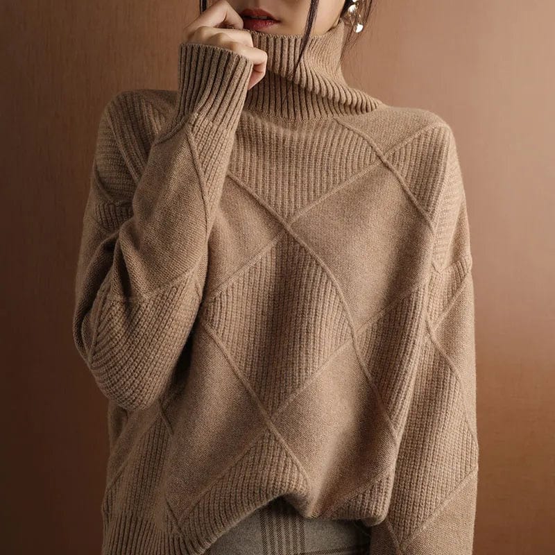 Femme portant un pull en laine marron à col roulé, motif à carreaux, style automne-hiver, mode élégante et confortable.
