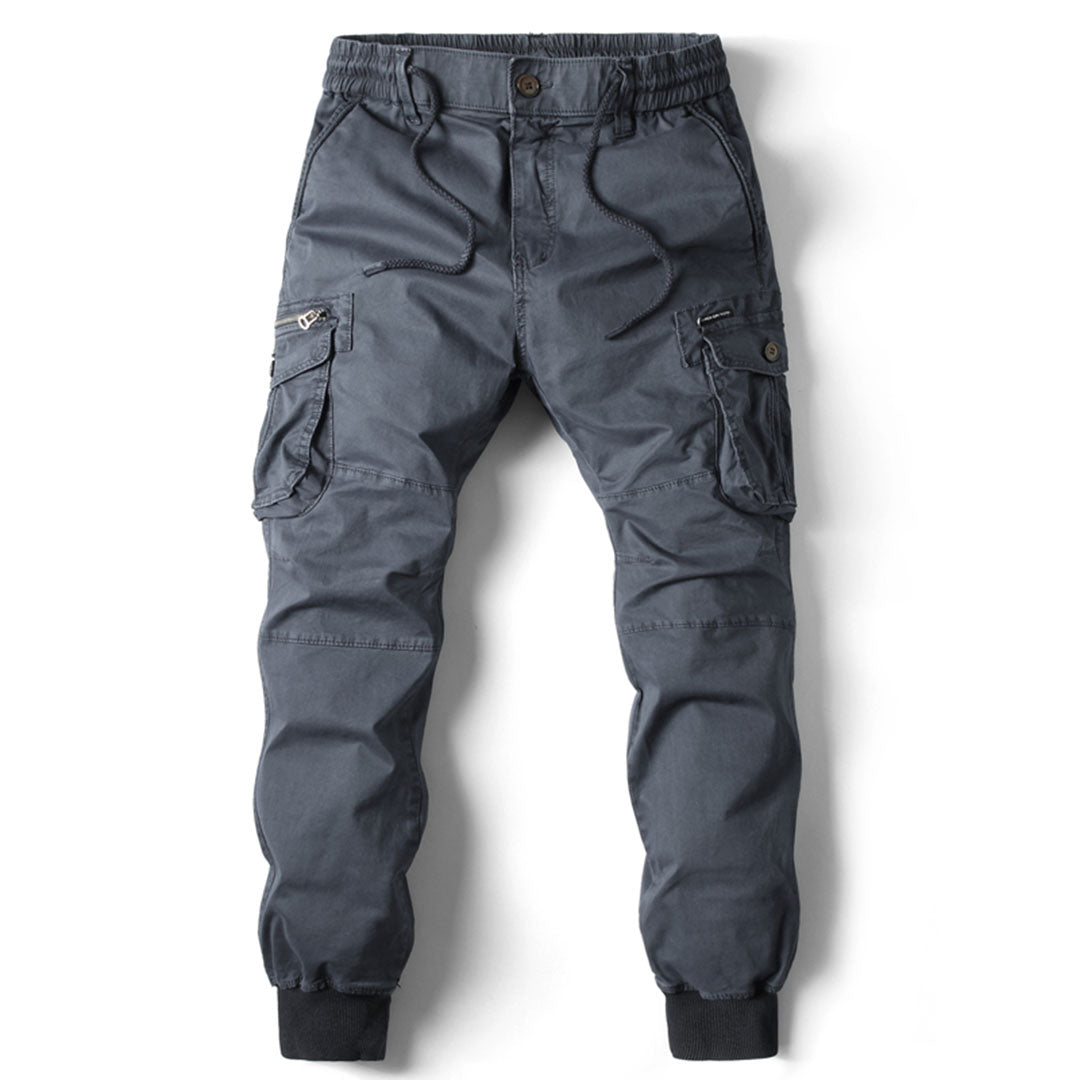 Pantalon cargo gris pour homme, style décontracté, avec poches latérales et taille élastique. Mode masculine, pantalon utilitaire tendance.