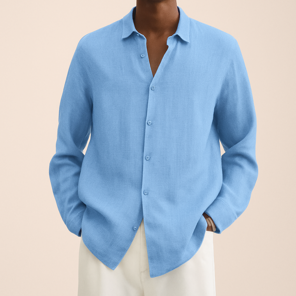 Chemise en lin bleu clair pour homme, manches longues, col classique, boutons, style décontracté, sur fond beige. Mode masculine élégante.