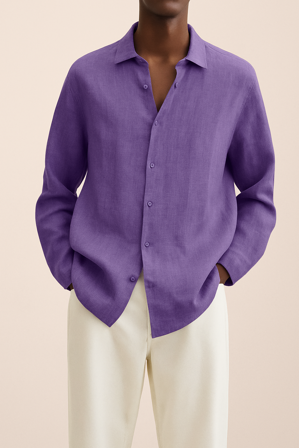Chemise en lin violet pour homme, manches longues, col classique, portée avec un pantalon beige. Mode élégante et décontractée.