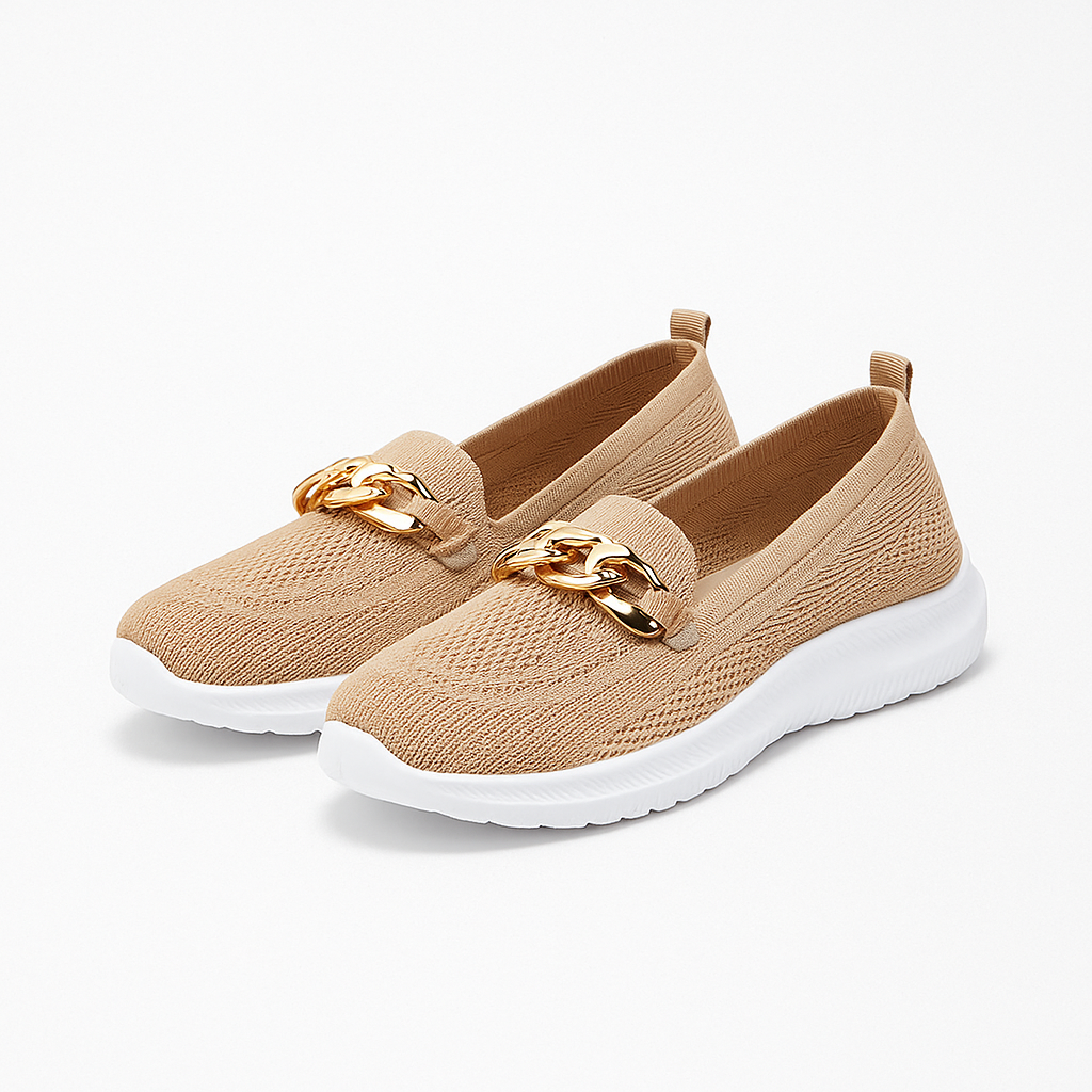 Chaussures beiges en maille avec semelle blanche, ornées d'une chaîne dorée. Style décontracté et moderne, parfait pour la mode urbaine.