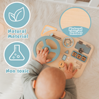 Bébé jouant avec un tableau d'activités en bois naturel, non toxique, sur un tapis moelleux. Jouet éducatif, matériel naturel, sécurité enfant.