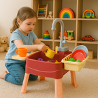 Enfant jouant avec une cuisine en jouet, remplissant une tasse sous un robinet. Jouets colorés et étagère en arrière-plan. Activité ludique éducative.