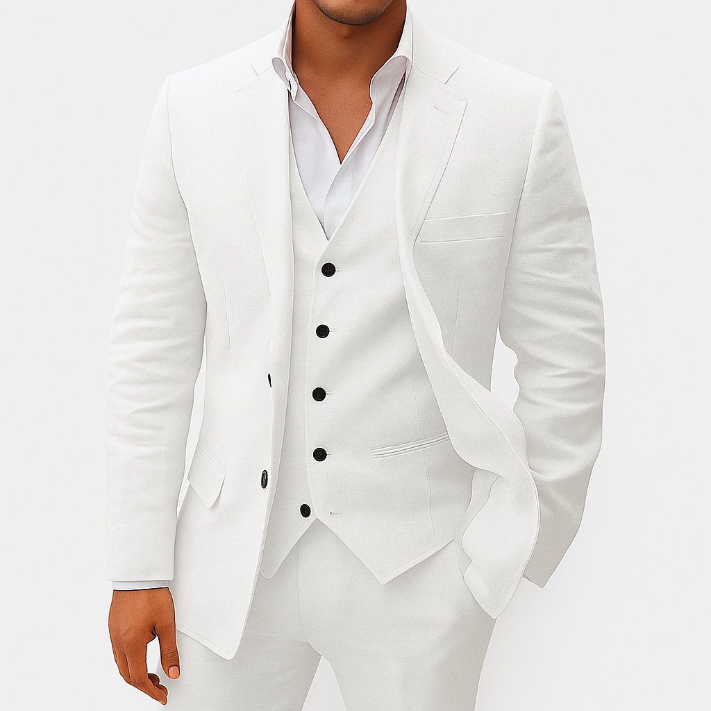 Homme en costume blanc élégant, chemise blanche, gilet à boutons noirs, mode masculine, tenue formelle, style chic et moderne.