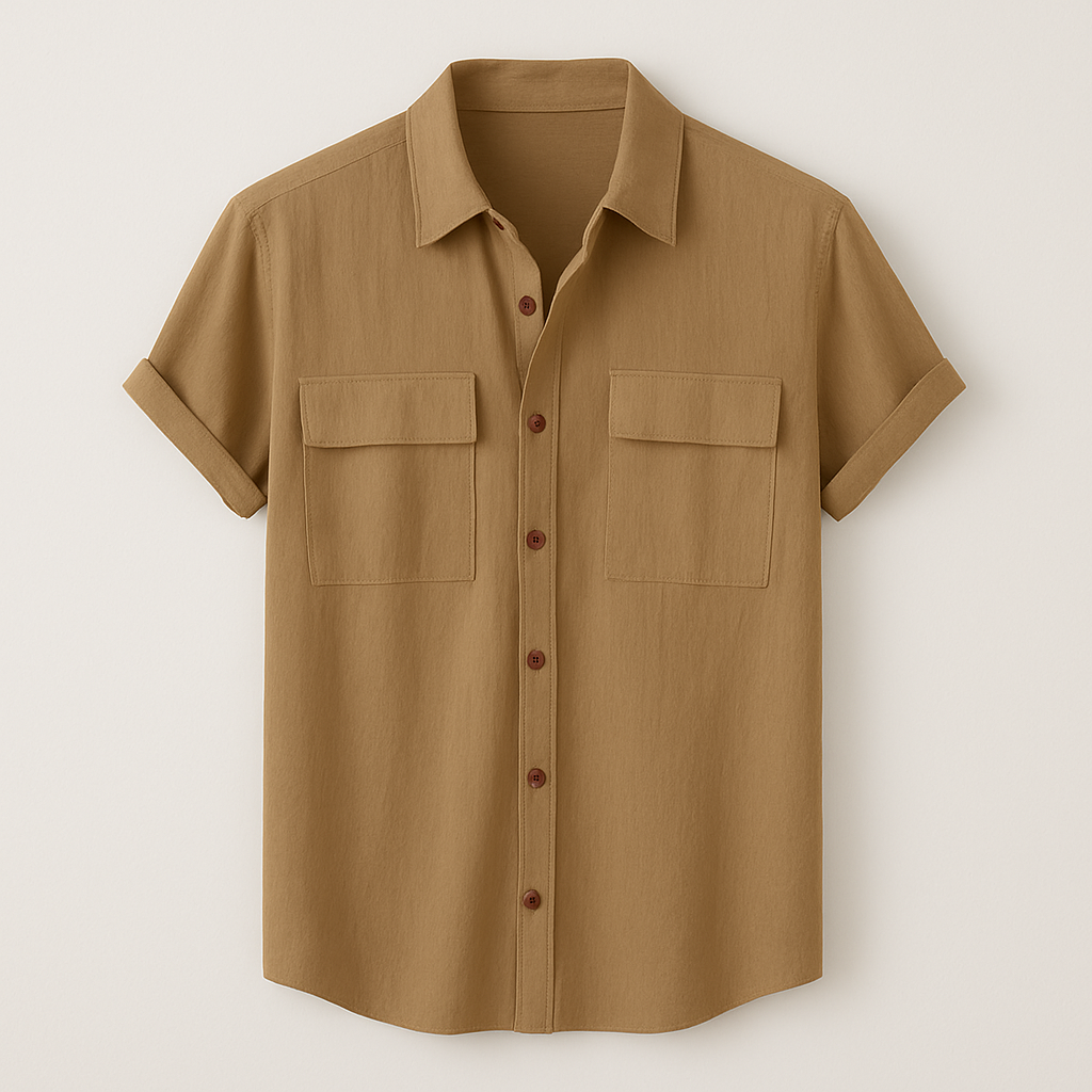 Chemise marron à manches courtes, col classique, deux poches poitrine, boutons marron, style décontracté. Mode homme, vêtement été.