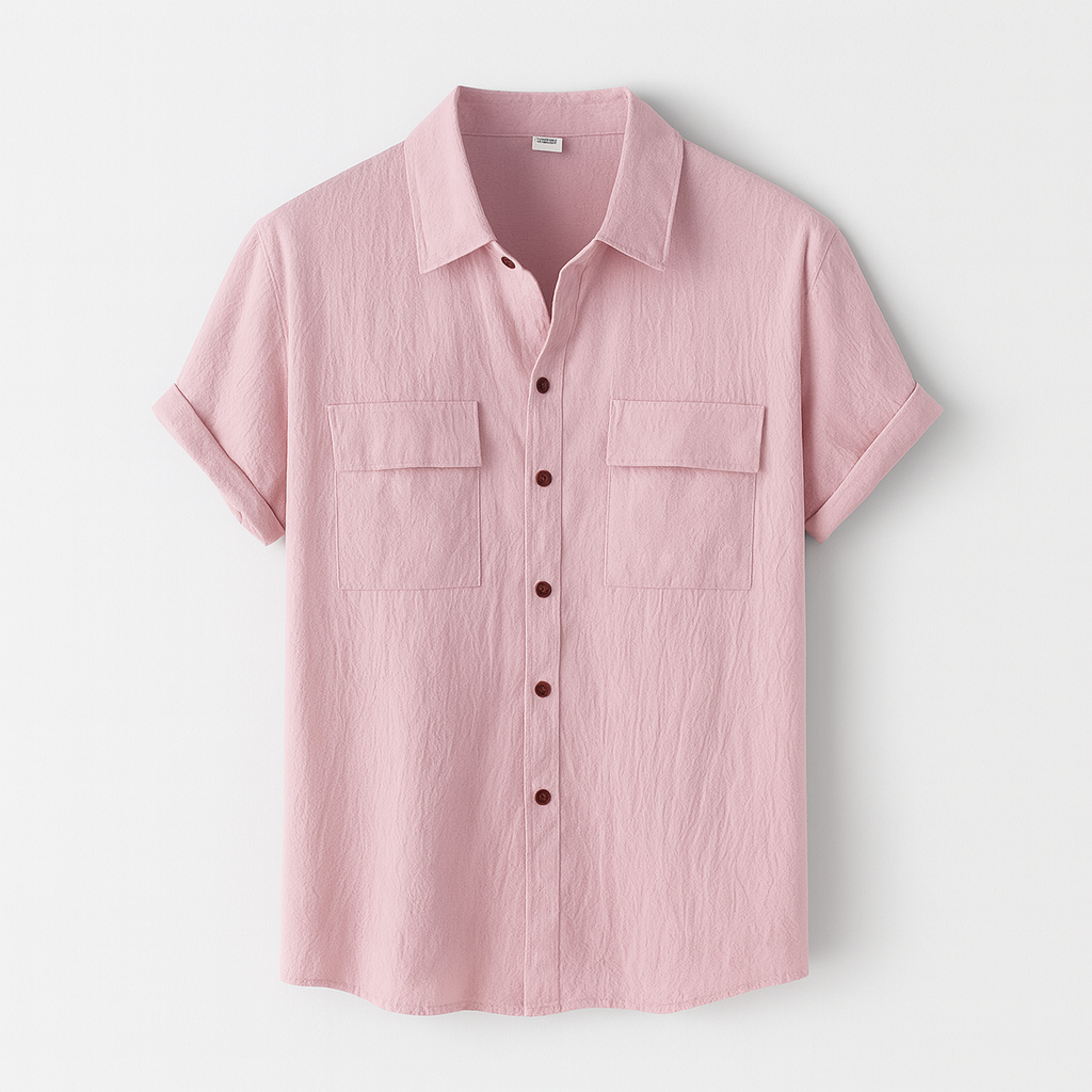 Chemise rose en lin pour femme, manches courtes, col classique, boutons marron, poches poitrine, style décontracté, mode estivale élégante.