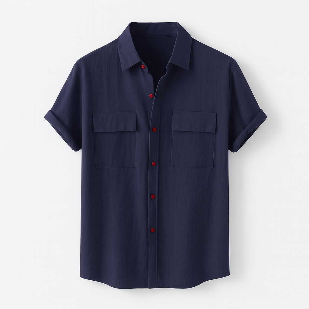 Chemise bleu marine à manches courtes, boutons rouges, poches poitrine, style décontracté. Mode homme, vêtement estival tendance.