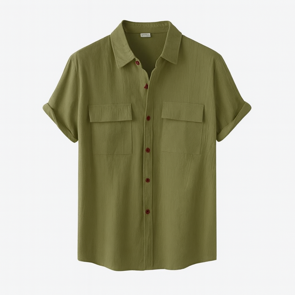 Chemise verte en lin pour homme avec manches courtes, boutons rouges et poches avant. Style décontracté, idéale pour l'été. Mode masculine tendance.