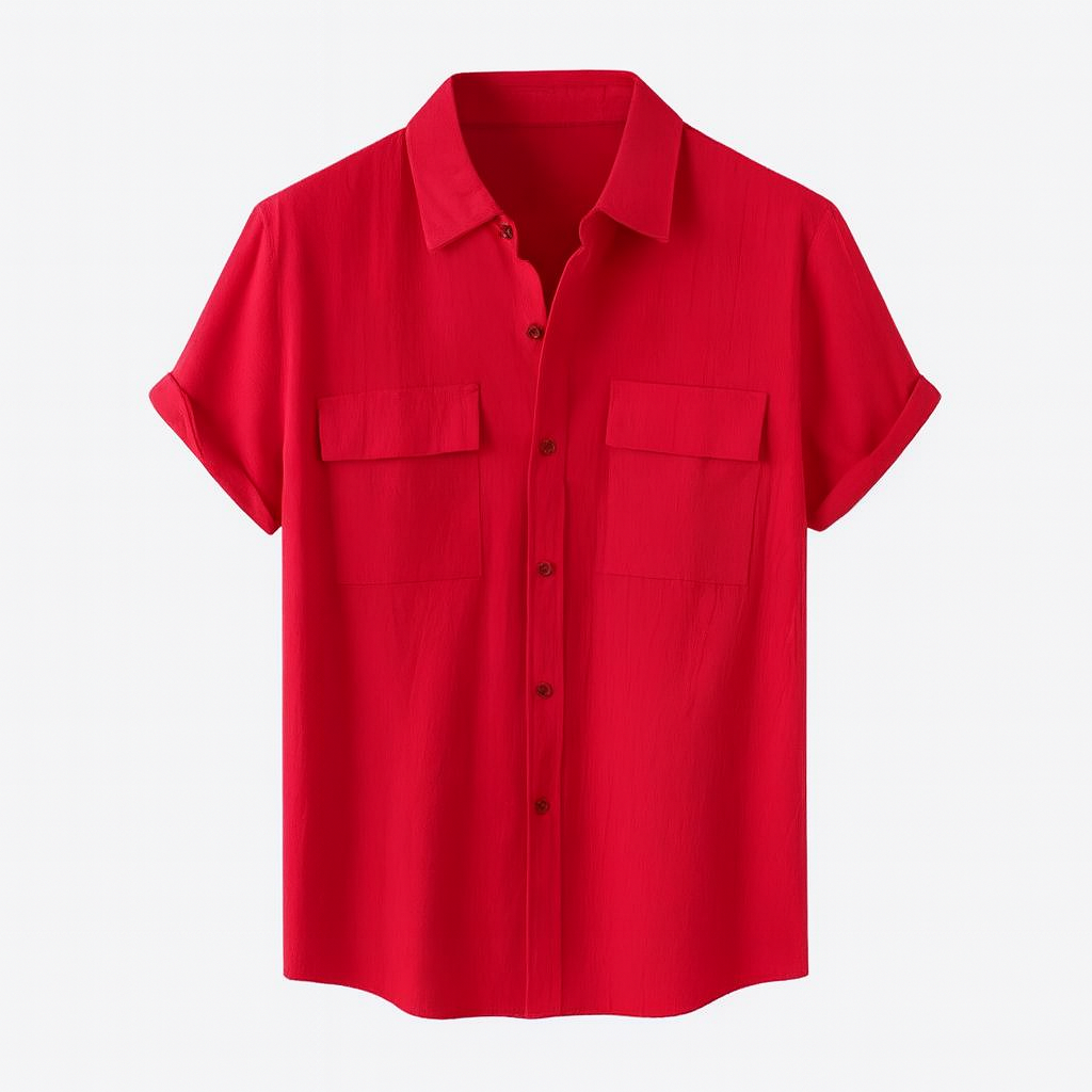 Chemise rouge à manches courtes, col classique, boutons sur le devant, poches poitrine, style décontracté. Mode tendance, vêtement été.