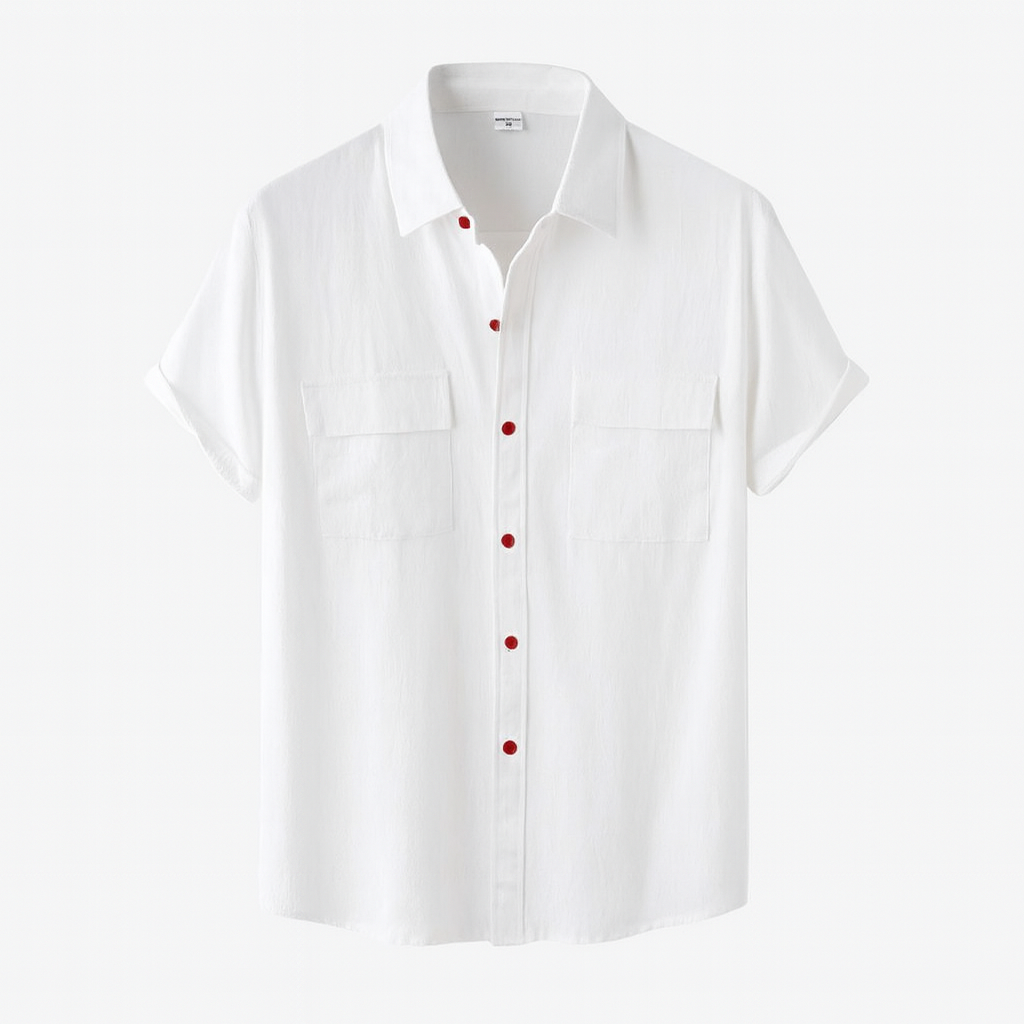 Chemise blanche à manches courtes avec boutons rouges, poches poitrine, col classique. Mode élégante, vêtement d'été, style décontracté.