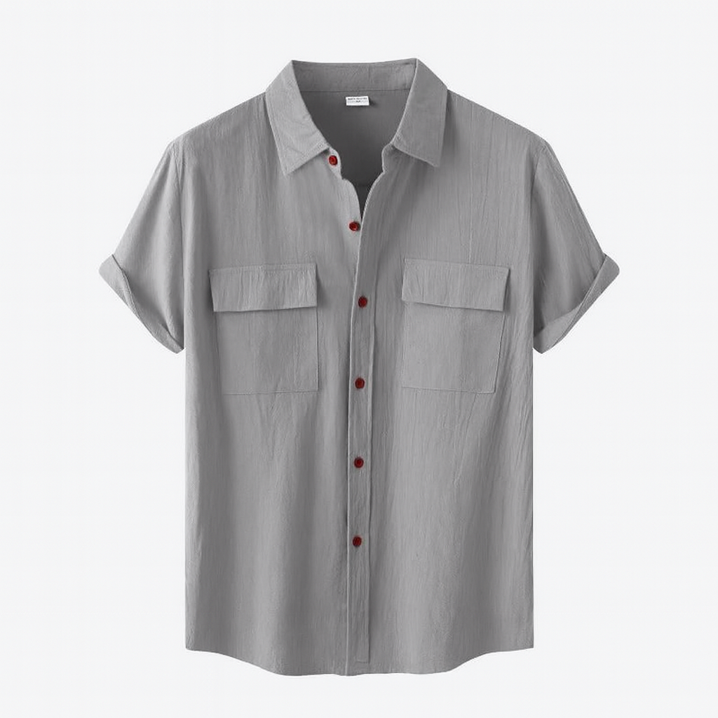 Chemise grise à manches courtes, boutons rouges, poches poitrine, col classique. Mode homme, style décontracté, tendance été.