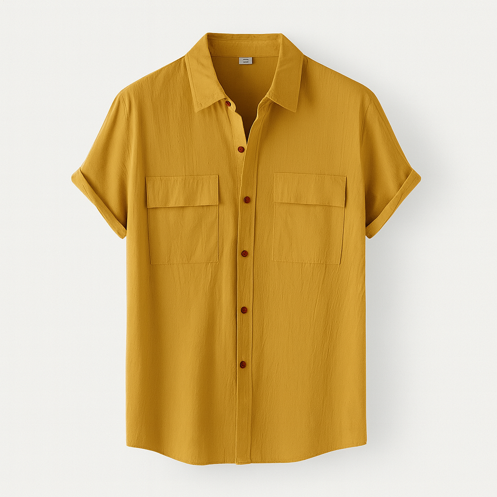 Chemise jaune moutarde à manches courtes, col classique, boutons marron, poches poitrine, style décontracté, tissu léger, mode estivale.