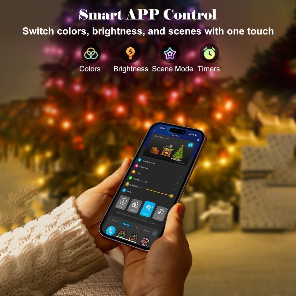 Smartphone contrôlant guirlandes lumineuses de Noël via application, affichant options de couleurs, luminosité, modes scène et minuteurs.