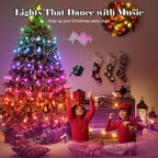 Enfants jouant près d'un sapin de Noël illuminé, décoré de guirlandes colorées, cadeaux et bas accrochés. Ambiance festive et joyeuse.